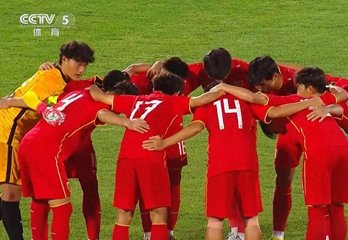 1-1！中国男足首战日本不胜，奇兵出场1分钟便破门，韩国3分登顶