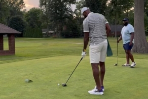 詹姆斯：正式体验高尔夫第二天 虽然目前水平欠佳但我很享受⛳️