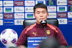 记者：未来很长时间国足都只能防反，找不到后腰球员替代王上源